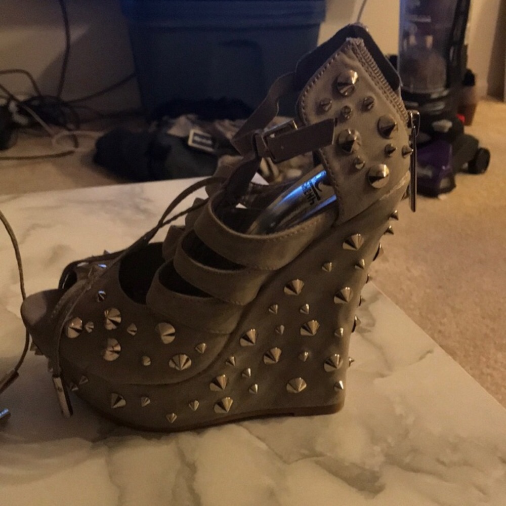Grey wedges